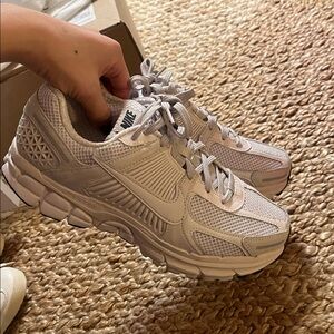 NWOT Nike white vomero 5